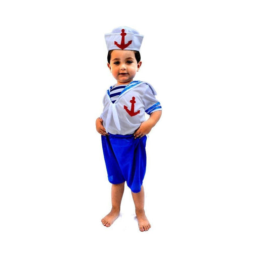 Niño con disfraz de marinero: gorro blanco con ancla, camisa blanca con cuello azul y pantalón azul