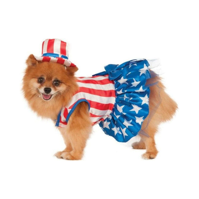 Perro con disfraz patriota de Estados Unidos, vestido de rayas y falda azul con estrellas, y sombrero de copa