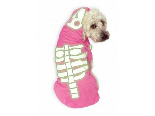 Perro con polerón rosado con capucha y estampado de esqueleto