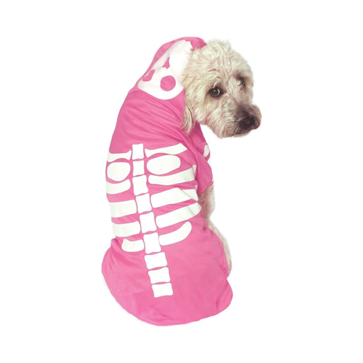 Perro con polerón rosado con capucha y estampado de esqueleto