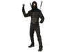 Hombre con disfraz de ninja negro con capucha, chaleco, protectores de brazo y canilleras