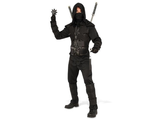 Hombre con disfraz de ninja negro con capucha, chaleco, protectores de brazo y canilleras