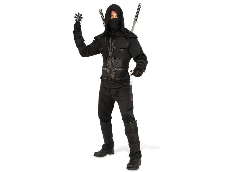 Hombre con disfraz de ninja negro con capucha, chaleco, protectores de brazo y canilleras