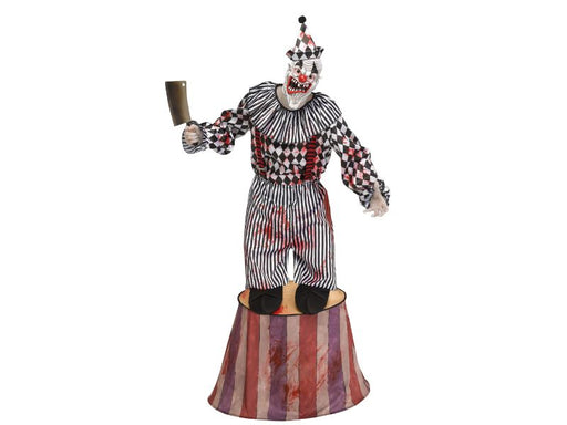 Disfraz payaso terrorífico adulto sobre pedestal de circo falso, traje a rayas y rombos con máscara