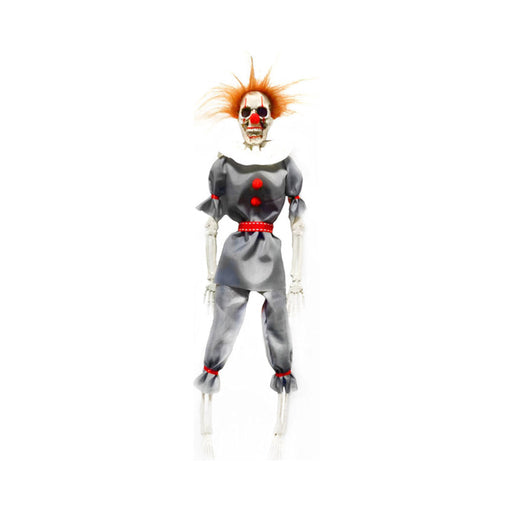 Esqueleto vestido de payaso con pelo naranjo, nariz roja y traje gris con botones rojos