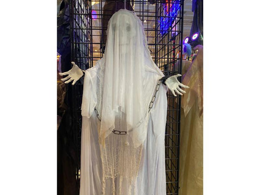 Fantasma colgante blanco con velo, manos extendidas y cadenas