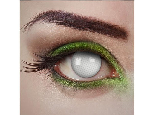 Lente de contacto de color blanco con rejilla modelo Behind Bars puesto en un ojo con maquillaje verde