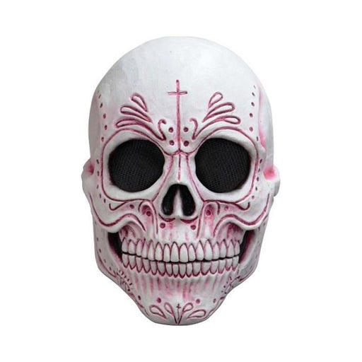 Máscara de calavera mexicana blanca con detalles rosados pintados y cruz en la frente