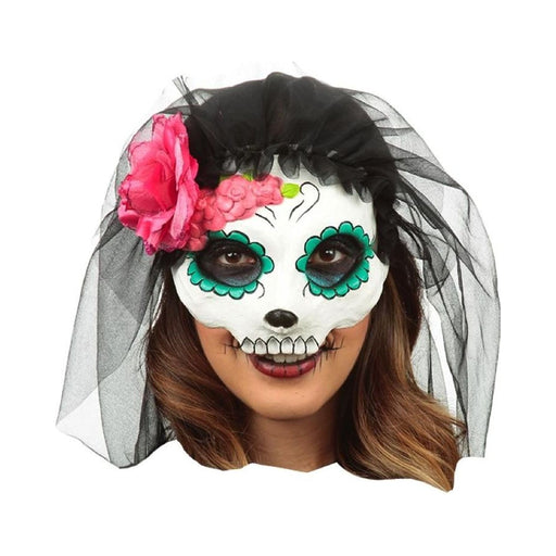 Media máscara de Catrina con velo negro, flores y contorno de ojos verde agua y flores rosadas